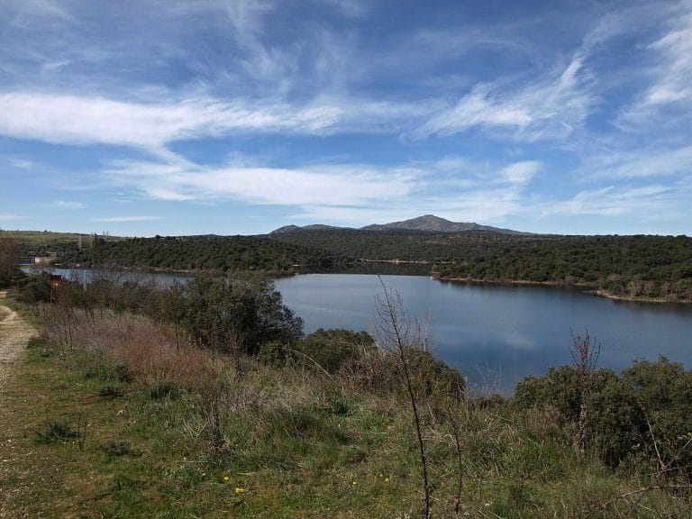 Embalse de Pedrezuela en Madrid con vistas a la sierra y paisaje natural