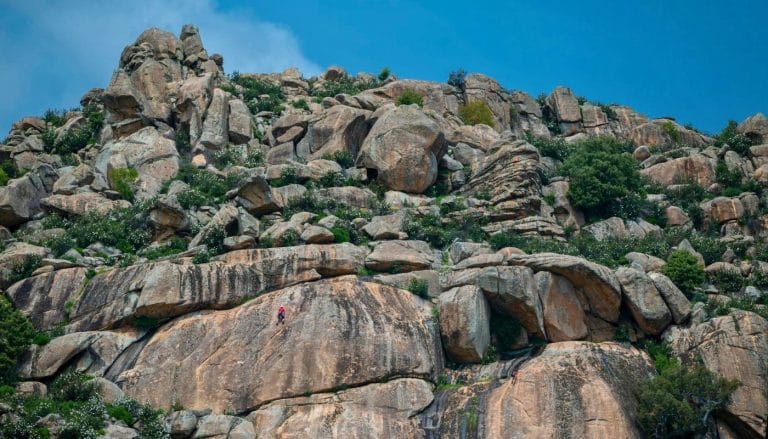 Escaladores en las formaciones rocosas de La Pedriza en la Sierra de Guadarrama, Madrid