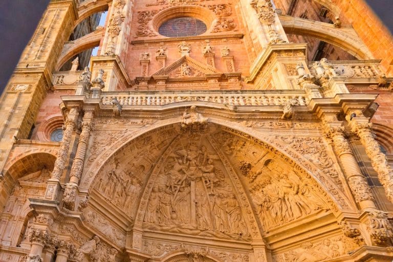 Detalle escultórico de la fachada barroca de la Catedral de Astorga, en la provincia de León.