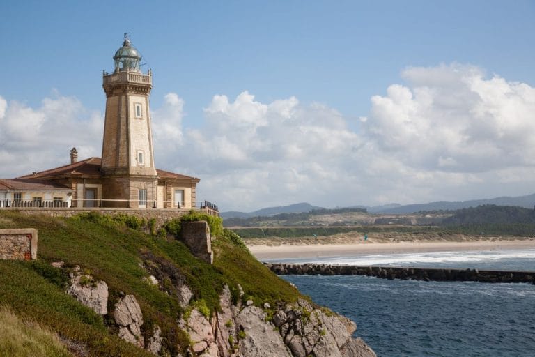 Faro de San Juan en Avilés, Asturias, con vistas al mar y la playa de San Juan de Nieva