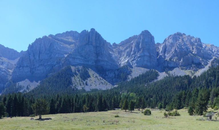 Formaciones rocosas del Parque Natural del Cadí-Moixeró vistas desde una pradera alpina en los Pirineos catalanes