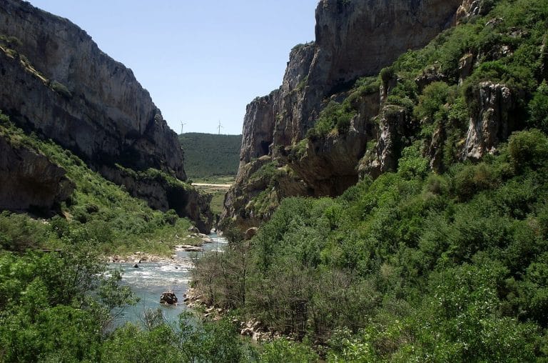 Cañón fluvial de la Foz de Lumbier con el río Irati entre paredes rocosas en Navarra
