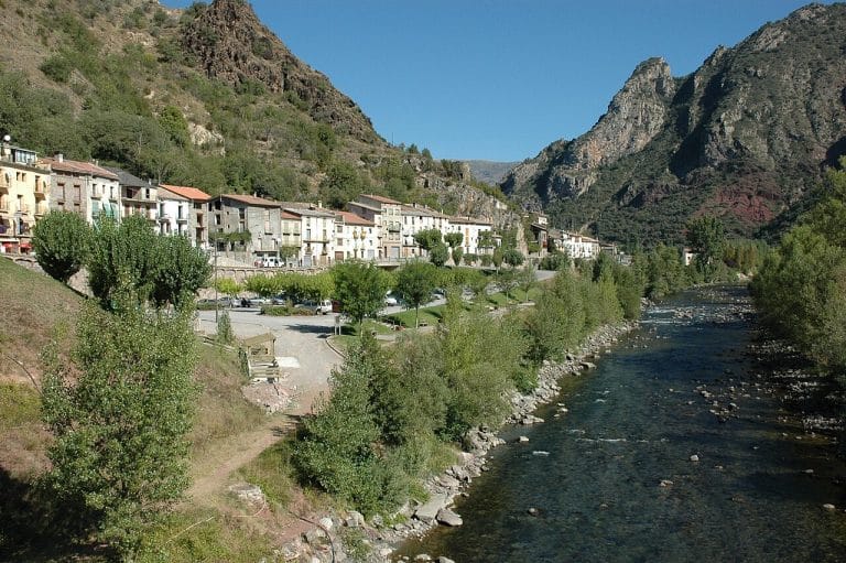 Vista de Gerri de la Sal junto al río Noguera Pallaresa en el Pirineo de Lleida