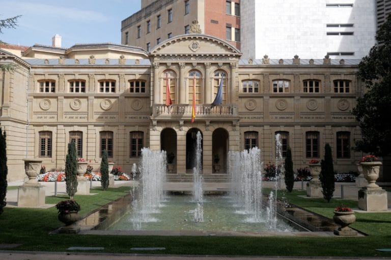 Fachada del edificio del Gobierno de Navarra en el centro de Pamplona