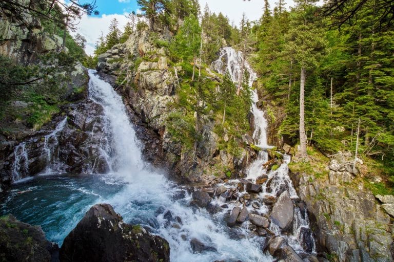 Gorgas de Alba en el Valle de Benasque, con cascadas rodeadas de bosque en el Pirineo aragonés