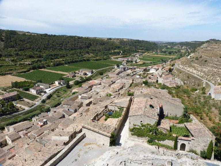 Vista panorámica del pueblo medieval de Guimerà, en la comarca de l’Urgell (Lleida)