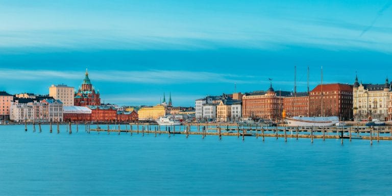 Vista del puerto de Helsinki con la catedral ortodoxa de Uspenski y edificios históricos