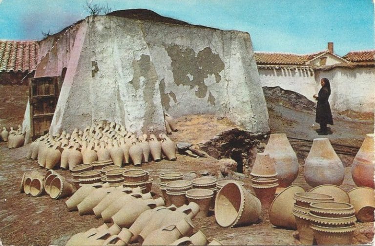 Horno alfarero tradicional en Mota del Cuervo, Cuenca, con piezas de cerámica en el exterior