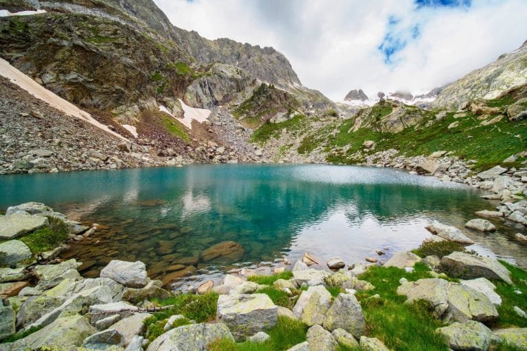 Ibón de Gorgutes en el Valle de Benasque, lago glaciar rodeado de montañas pirenaicas