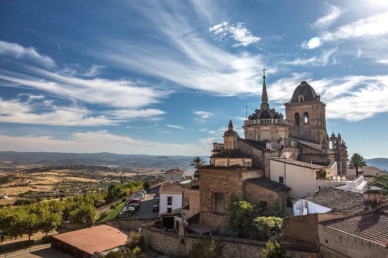 Iglesia de la Concepción en Fuente del Maestre (Badajoz), con vistas al campo y cielo despejado
