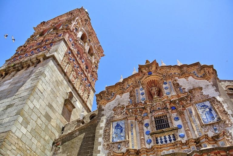 Fachada barroca de la Iglesia de San Bartolomé en Jerez de los Caballeros (Badajoz), con cielo despejado