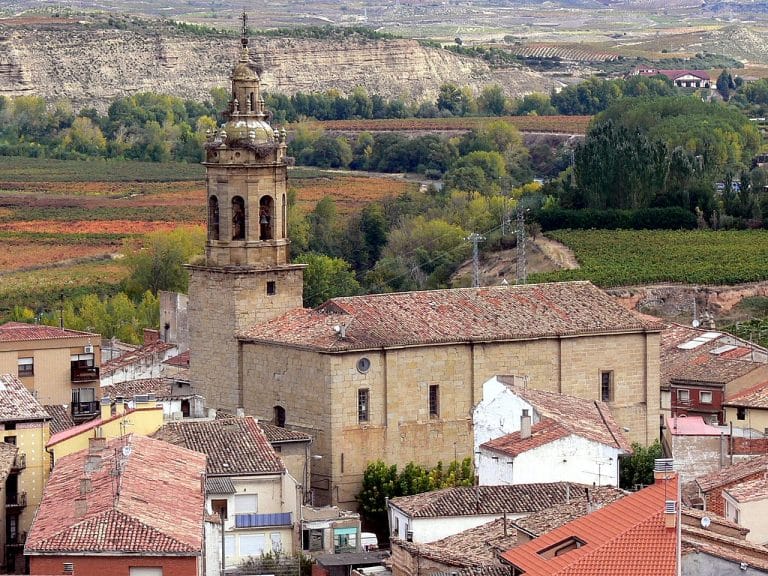Iglesia Parroquial de San Martín en Cenicero rodeada de viñedos en La Rioja