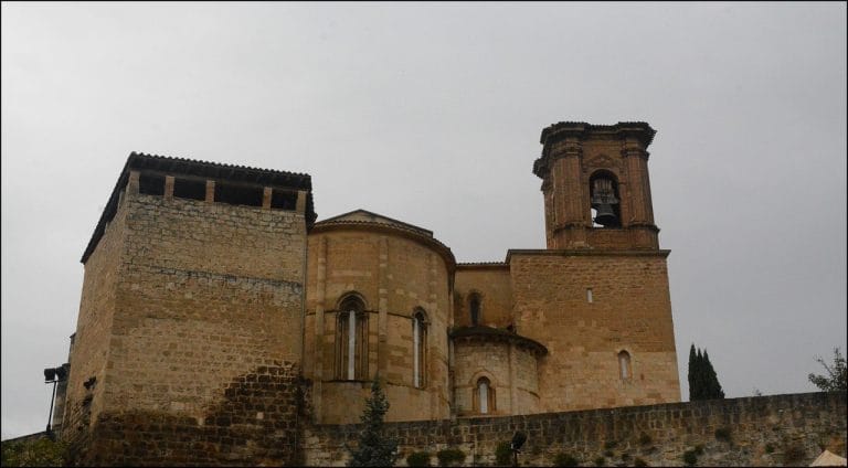 Iglesia de San Miguel de Estella, Navarra, vista desde su parte trasera con torre campanario