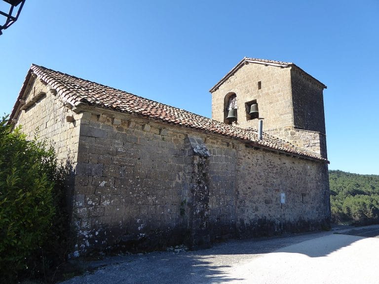Iglesia de San Miguel en Nagore, Navarra, templo románico de piedra con campanario y tejado a dos aguas