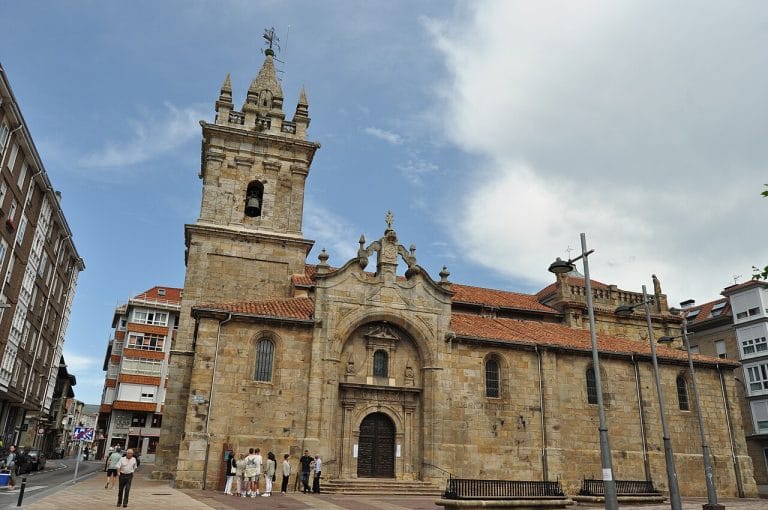 Fachada de la iglesia de San Sebastián en Reinosa, Cantabria, con cielo parcialmente nublado