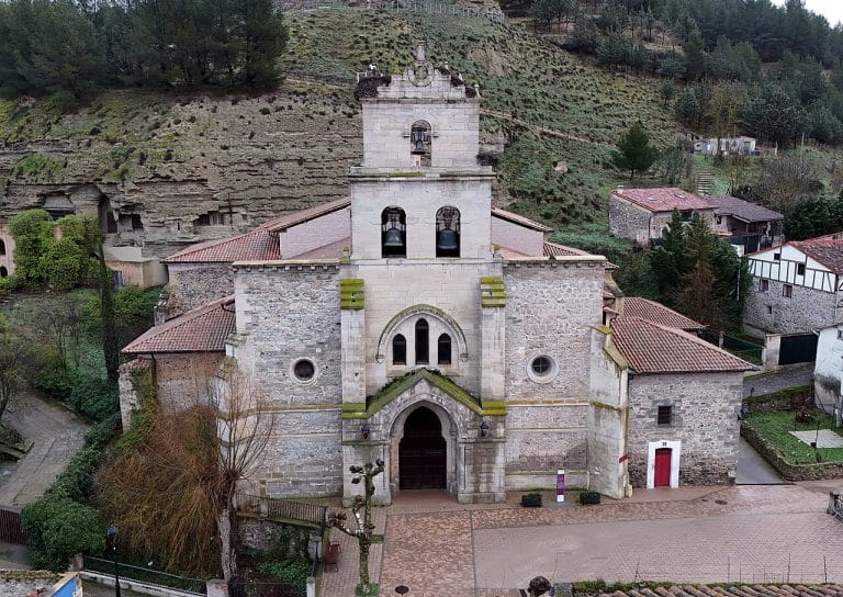 Fachada de la Iglesia de Santa María en Belorado, Burgos, con campanario y entorno rural
