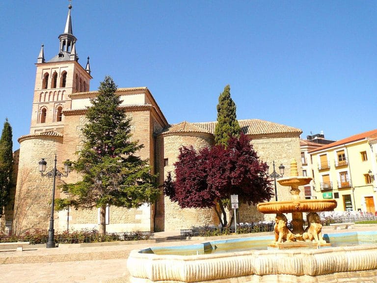 Iglesia de Santa María y Fuente de los Leones en la plaza principal de Illescas, Toledo