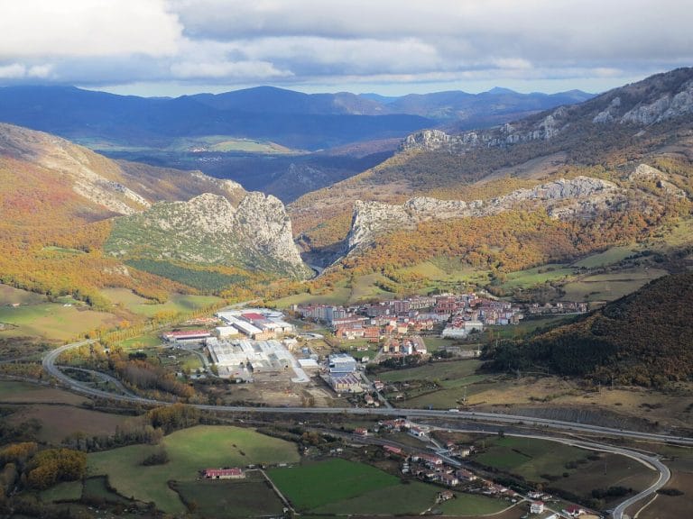 Vista aérea de Irurtzun (Navarra) con el desfiladero de Biaizpe entre montañas y bosques en otoño.