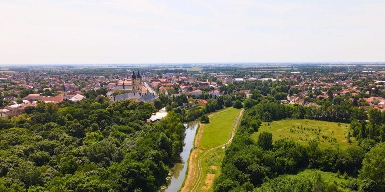 Vista aérea de Kalocsa en Hungría con la catedral y el río rodeados de zonas verdes y casas