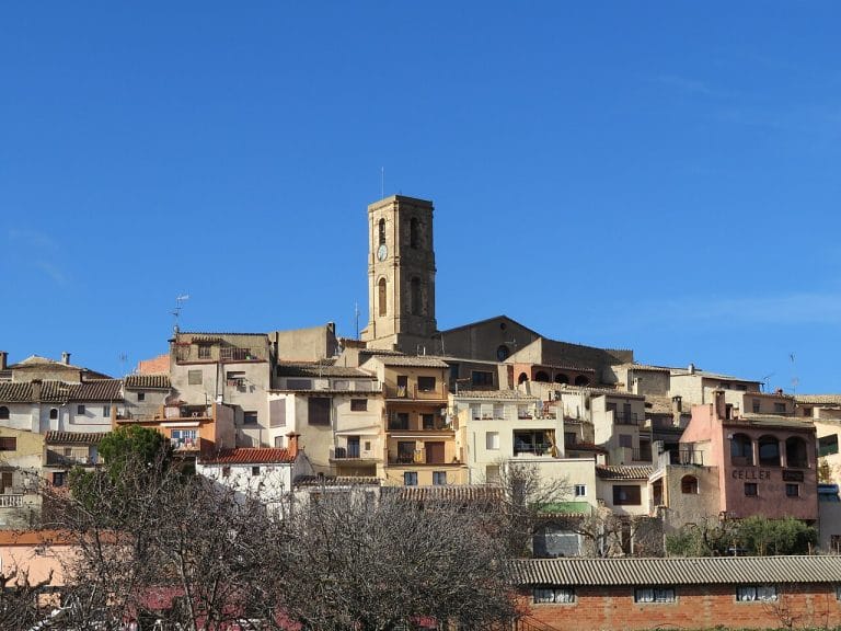 Vista del núcleo urbano de La Figuera con el campanario dominando el paisaje, en el Priorat