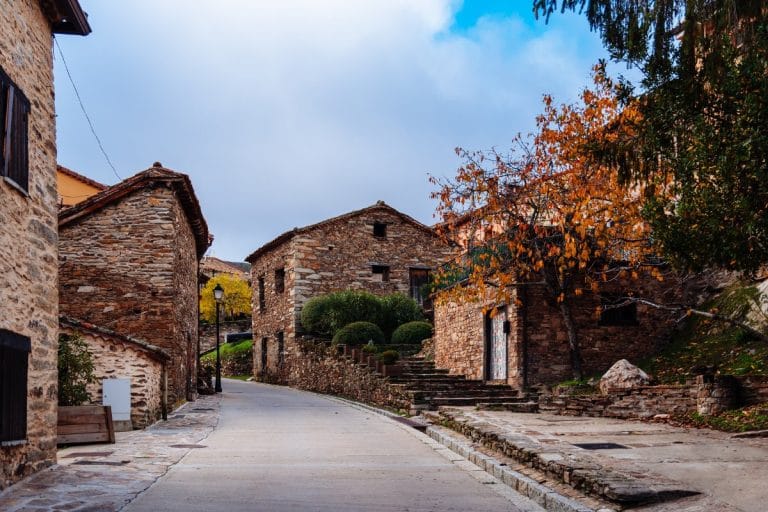 Calle con casas de piedra en La Hiruela, en la Sierra Norte de Madrid