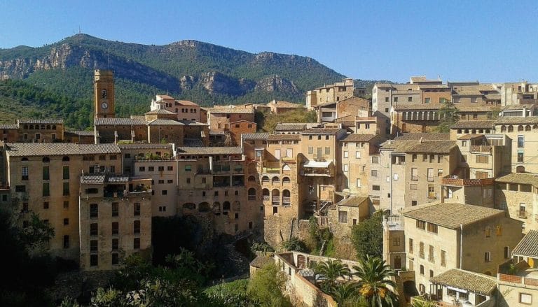 Vista del campanario y las casas colgadas de La Vilella Baixa, en el corazón del Priorat