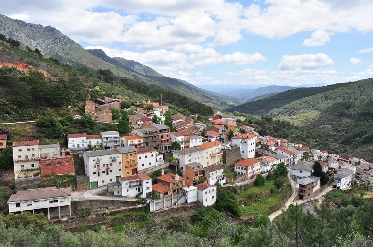 Vista panorámica del pueblo de Ladrillar, rodeado de montañas y bosques en la comarca de Las Hurdes, Cáceres