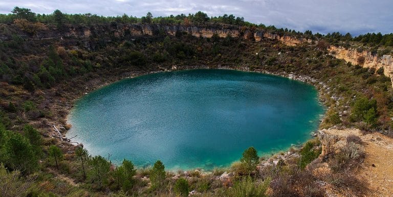 Laguna de Cañada del Hoyo en Cuenca con aguas turquesas rodeadas de bosque