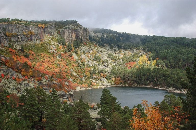 Vista de la Laguna Negra en la Sierra de Urbión, rodeada de bosques y montañas en Soria