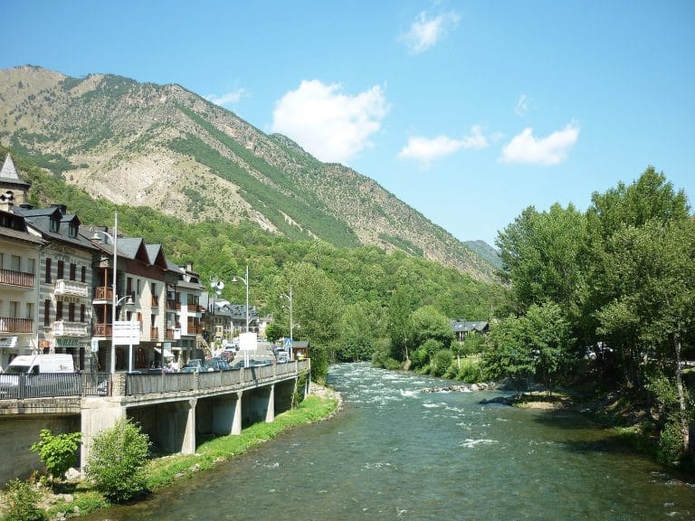 Vista del río Noguera Pallaresa a su paso por Llavorsí, rodeado de casas de montaña y paisajes del Pirineo en Lleida