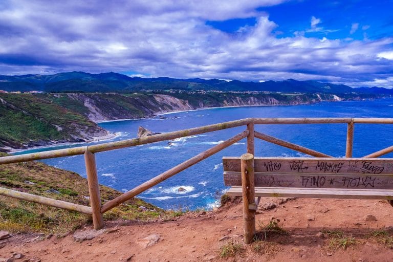 Mirador con banco frente a los acantilados de Vidio, en la costa de Asturias