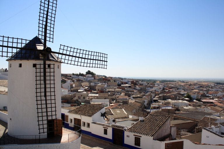 Molino de viento y vista del pueblo de Campo de Criptana en Castilla-La Mancha