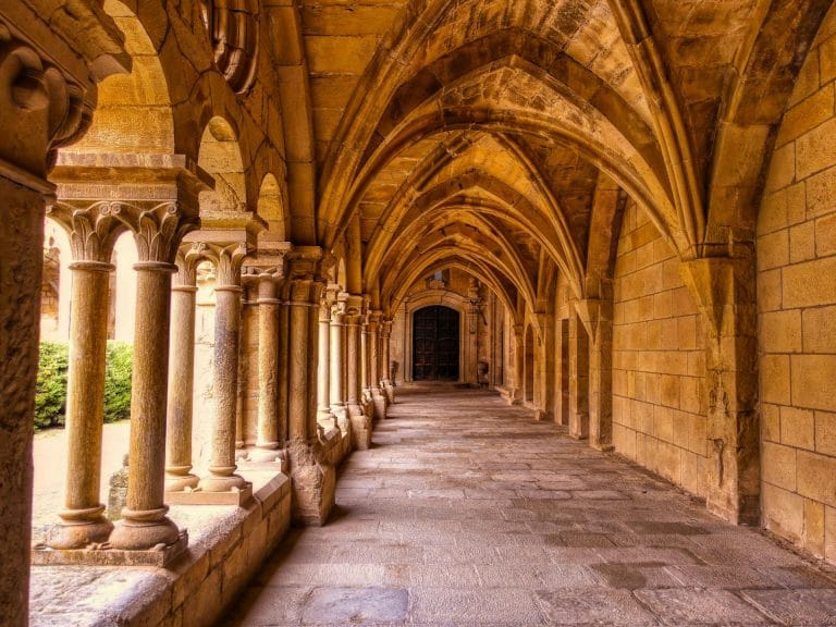 Claustro del Monasterio Cisterciense de Santa Maria de Vallbona en la Ruta del Císter, Urgell