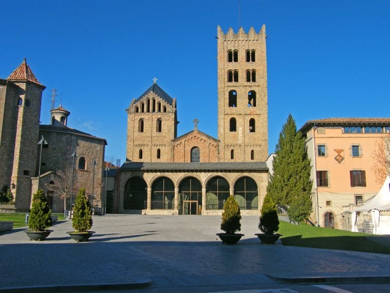 Fachada principal del Monasterio de Ripoll, joya del románico en Girona.