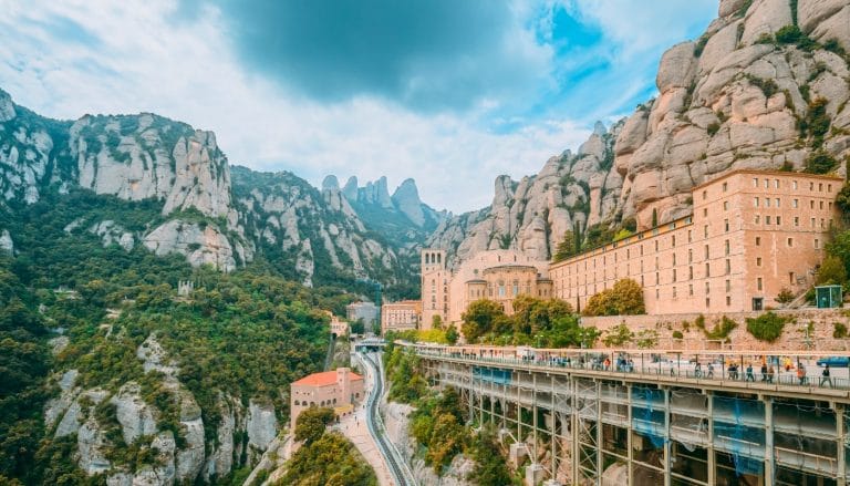 Panorámica del Monasterio de Montserrat en Barcelona con el funicular en primer plano