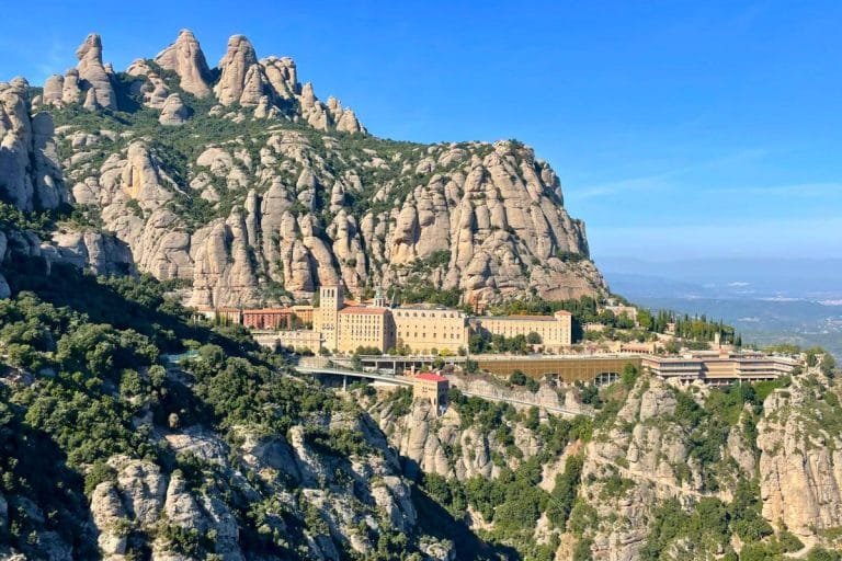Vista aérea del Monasterio de Montserrat en la montaña de Montserrat, Barcelona