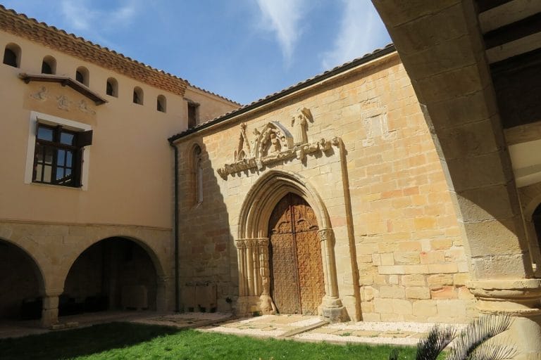 Monasterio de Santa María en Peñarroya de Tastavins, monumento gótico en el Matarraña, Teruel