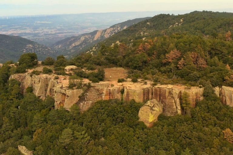 Acantilados y bosques en las Montañas de Prades, Tarragona