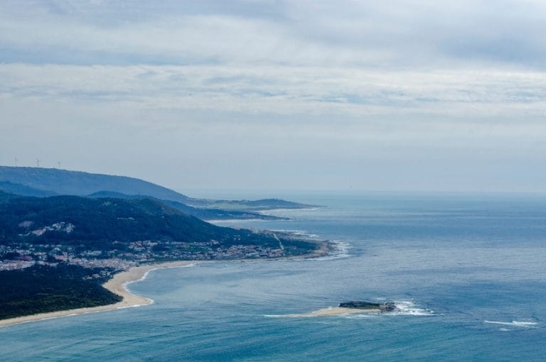 Vista panorámica desde el Monte Santa Tecla con la costa atlántica, playas y la desembocadura del río Miño en Galicia