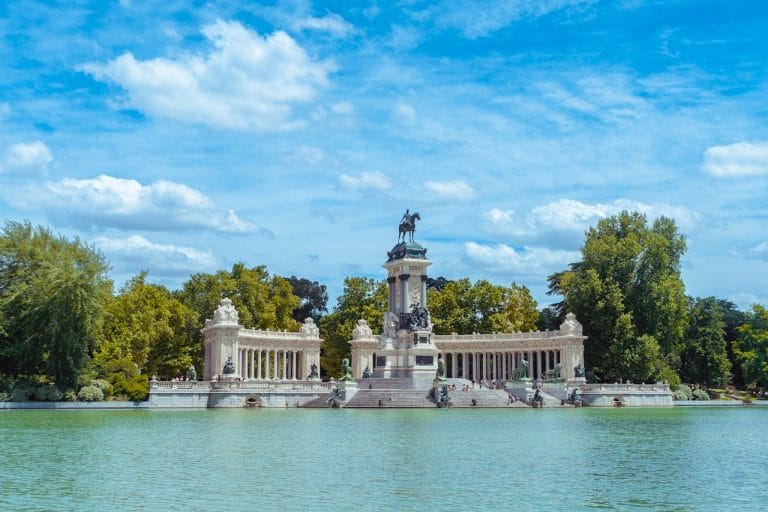 Vista del Monumento a Alfonso XII en el Parque del Retiro de Madrid frente al estanque