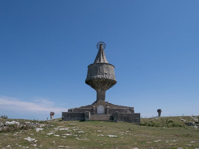 Monumento de la Virgen de la Antigua en el monte Txarlazo, Orduña, bajo un cielo azul despejado.