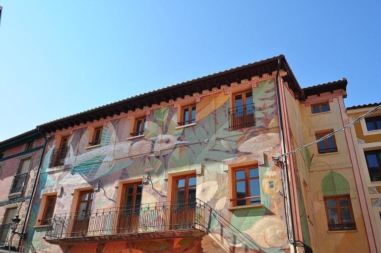 Fachada decorada con un mural artístico en Belorado, Burgos, en el Camino de Santiago