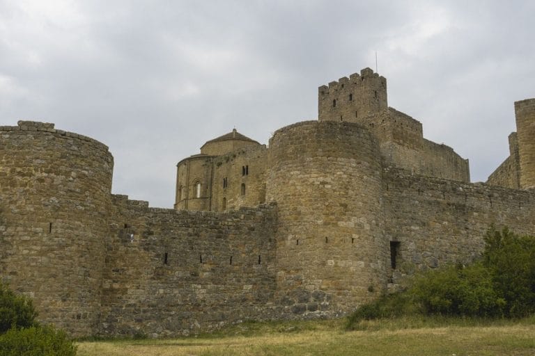 Murallas del Castillo de Loarre en Huesca, fortaleza medieval románica