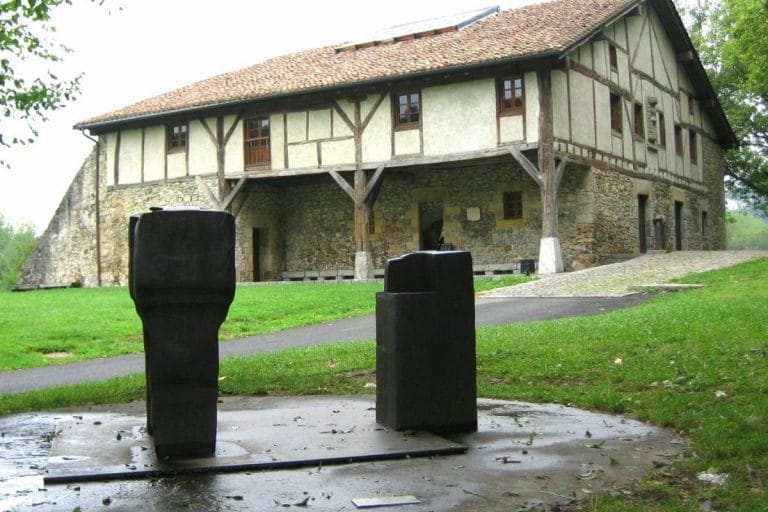 Museo Chillida Leku en Hernani, Guipúzcoa, con el caserío Zabalaga y esculturas en el jardín