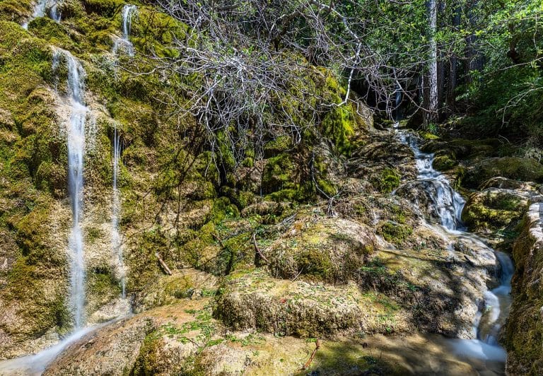 Cascadas y rocas cubiertas de musgo en el Nacimiento del río Cuervo, en la Serranía de Cuenca