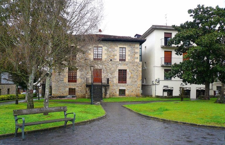 Casa de piedra en el barrio de Zubiaur en Orozko, Bizkaia