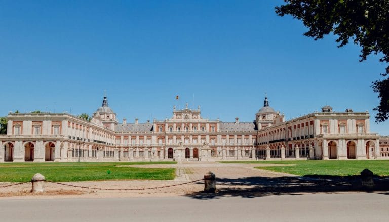 Fachada principal del Palacio Real de Aranjuez en Madrid con cielo despejado