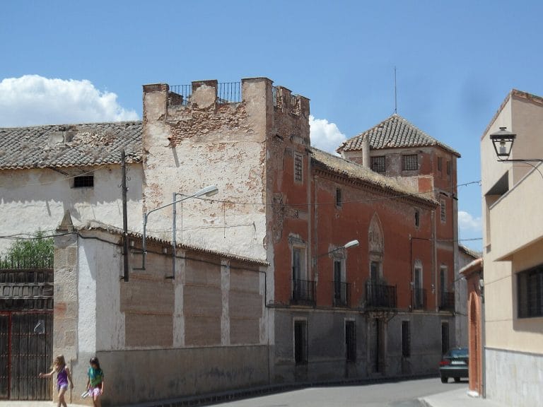 Fachada del Palacio de Torremejía en Granátula de Calatrava, con arquitectura tradicional y estado envejecido