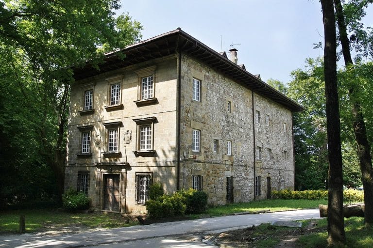 Fachada principal del Palacio de Urdanibia, edificio histórico del siglo XVII rodeado de naturaleza en Irun, Gipuzkoa.