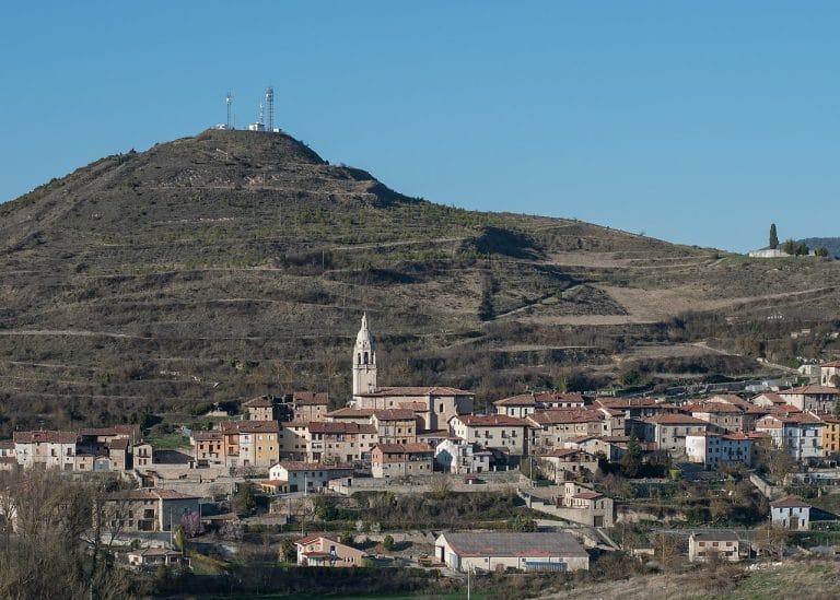 Vista panorámica del pueblo de Treviño en Burgos, con su iglesia y colina de fondo.